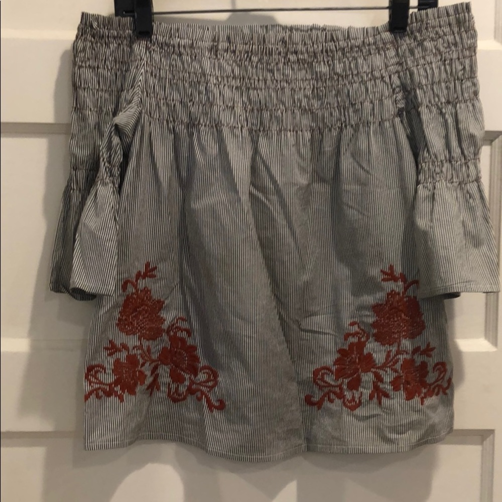 Off the shoulder crop top S